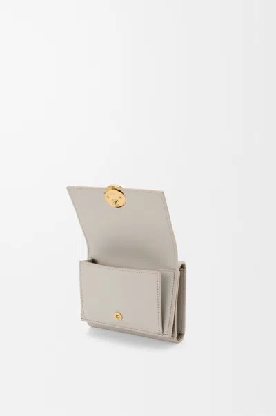 Loewe Portefeuille À Trois Volets Pebble En Cuir De Veau Nappa Brillant In Gray