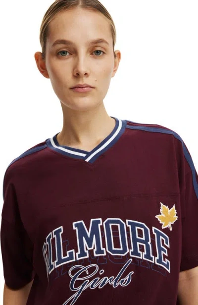 Cotton On Lcn V Neck Retro Graphic Boxy Tee In Burgundy