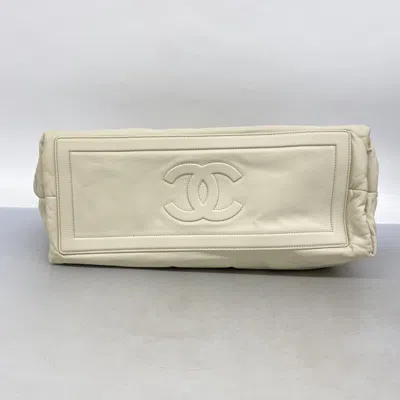 Pre-owned Chanel Ivory Leather Tote Bag () In White