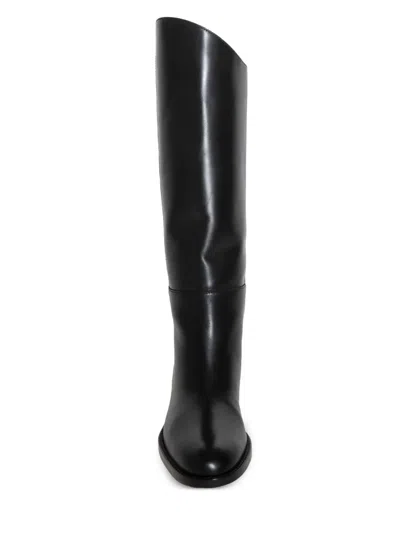 Chuckies Leather Boot In Black