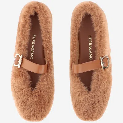 Ferragamo Gancini Ornamental Ballet Flats In Shearling In Nude