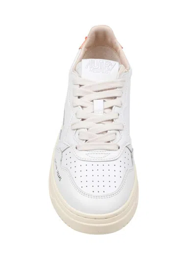 Autry Medalist Low-top Leather Sneakers In White And Peach In White