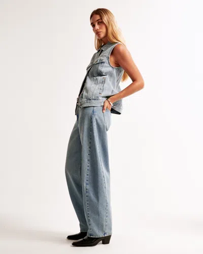 Abercrombie & Fitch Mid Rise Barrel Jean In White