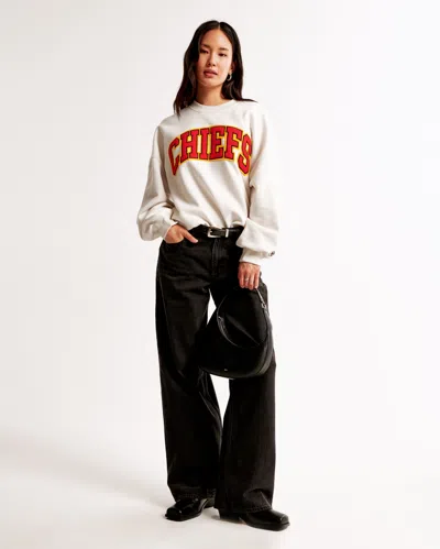 Abercrombie & Fitch Kansas City Chiefs Graphic Oversized Sunday Crew In White