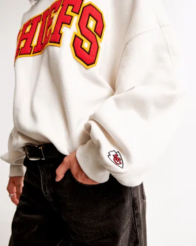 Abercrombie & Fitch Kansas City Chiefs Graphic Oversized Sunday Crew In White