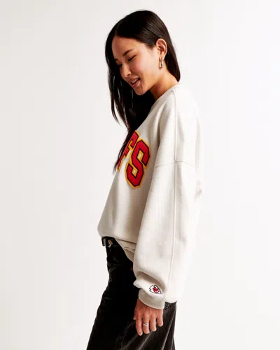 Abercrombie & Fitch Kansas City Chiefs Graphic Oversized Sunday Crew In White