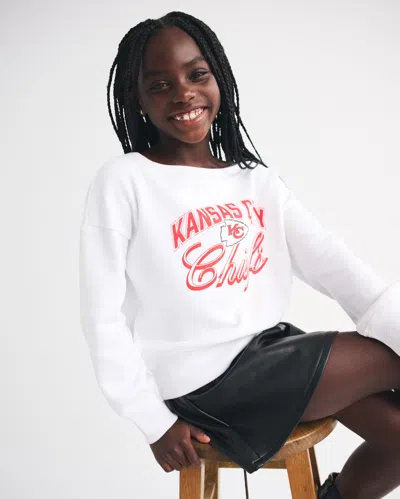 Abercrombie & Fitch Kansas City Chiefs Off-the-shoulder Graphic Crew Sweatshirt In White