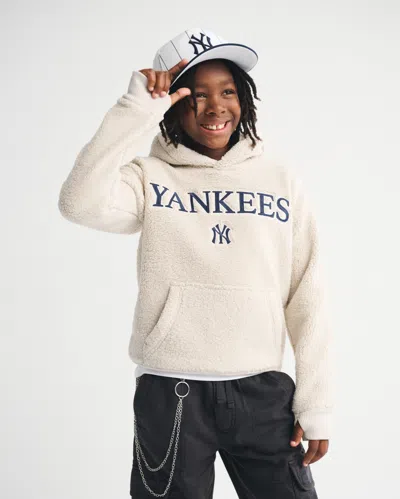 Abercrombie & Fitch New York Yankees Graphic Sherpa Popover Hoodie In White