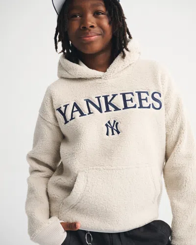 Abercrombie & Fitch New York Yankees Graphic Sherpa Popover Hoodie In White