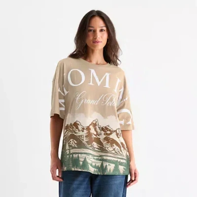 Mad Engine Wyoming Grand Teton Oversized Tee Womens Juniors Crew Neck Short Sleeve Oversized Graphic T-shirt In Sand
