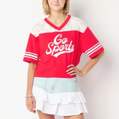 Hybrid Tees Lace Yoke Jersey Womens Juniors V Neck Short Sleeve Regular Fit Graphic T-shirt In Red