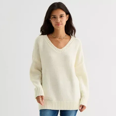 Arizona Juniors Womens V Neck Long Sleeve Pullover Sweater In White