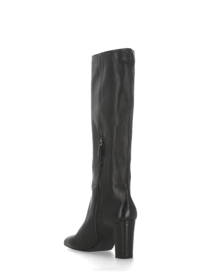 Julie Dee Round-toe Boots In Black
