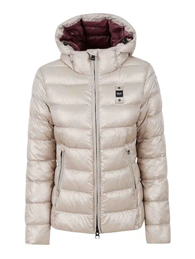 Blauer Coat In White