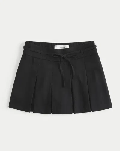 Hollister Mid-rise Pleated Mini Skort In Black