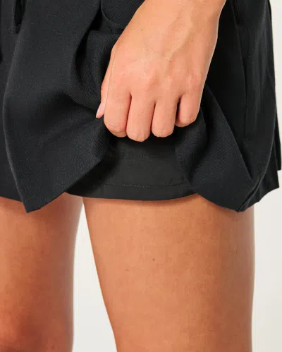 Hollister Mid-rise Pleated Mini Skort In Black