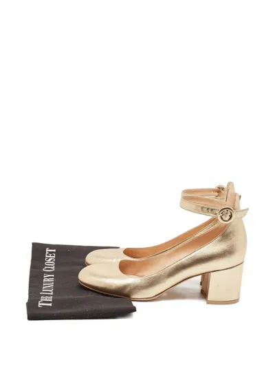 Pre-owned Gianvito Rossi 60mm Block-heel Ankle-strap Pumps In Gold