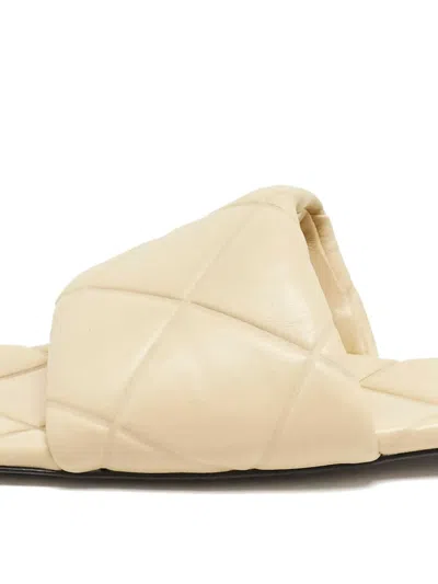 Pre-owned Bottega Veneta 2024 Lido Padded-strap Flat Sandals In Neutral
