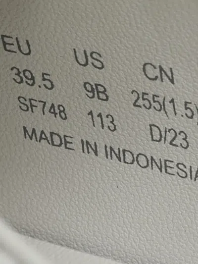 Pre-owned Stuart Weitzman Leather Sneakers In White