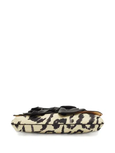 Pre-owned Chloé Abstract-print Bow-detail Clutch In Neutral
