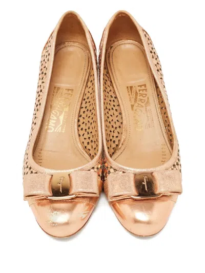 Pre-owned Ferragamo Vara Bow Leather Pumps In Gold