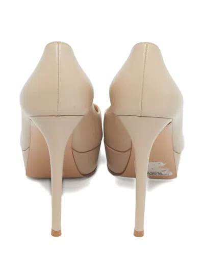 Pre-owned Gianvito Rossi Pointed-toe Leather Pumps In Neutral