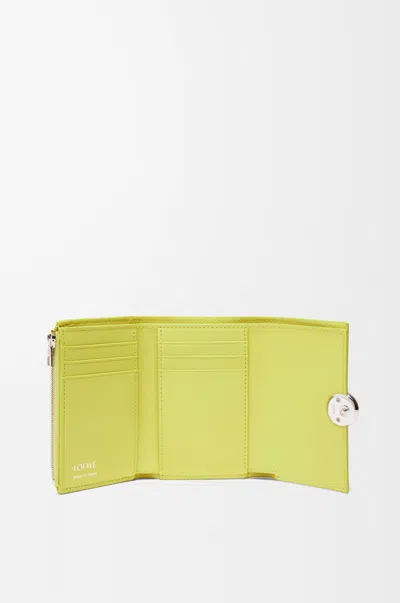 Loewe Petit Portefeuille Vertical Pebble En Cuir De Veau Nappa Brillant In Green