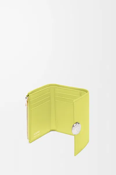 Loewe Petit Portefeuille Vertical Pebble En Cuir De Veau Nappa Brillant In Green