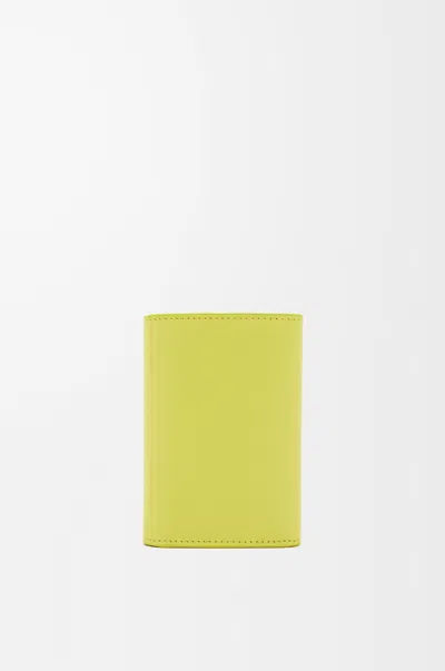 Loewe Petit Portefeuille Vertical Pebble En Cuir De Veau Nappa Brillant In Green