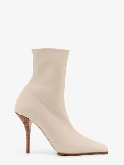 Alaïa Soft Square Boots In Leather In Nude