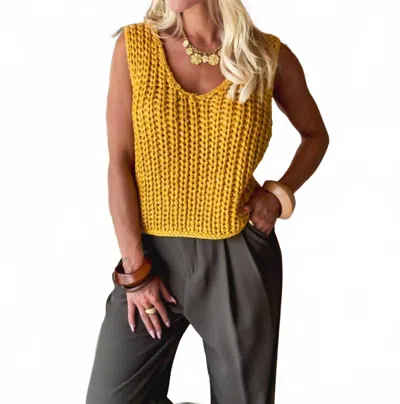 Q2 Loreine Sleeveless Sweater In Gold In Gold