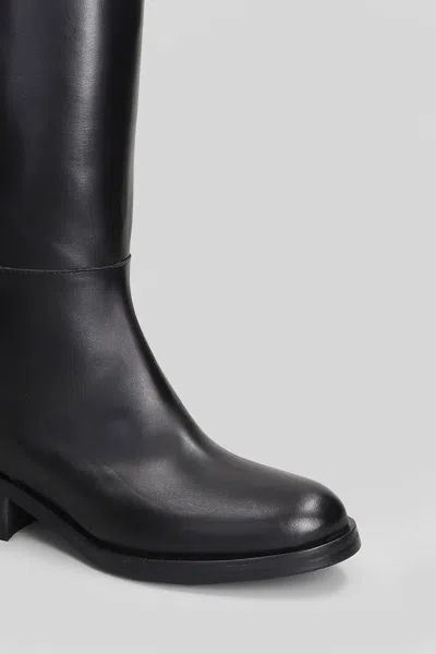 L'arianna Low Heels Boots In Black