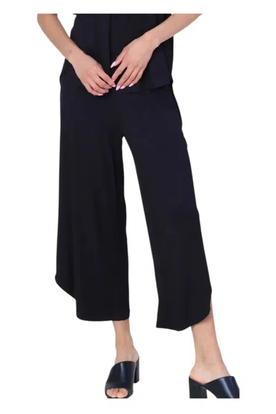 Diverse Group Breathable Bamboo Capri Pants In Black In Black