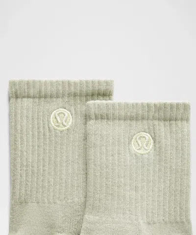 Lululemon Unisex Daily Essential Quarter Socks In Green