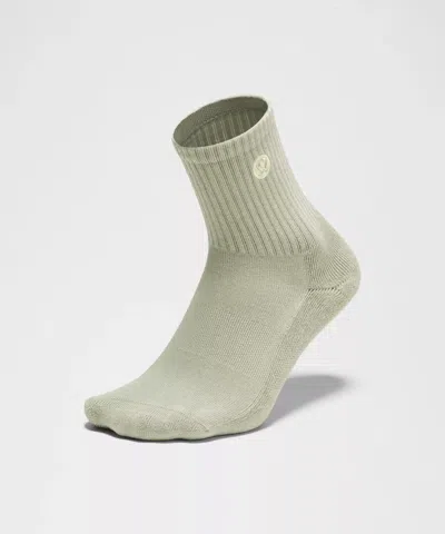 Lululemon Unisex Daily Essential Quarter Socks In Green