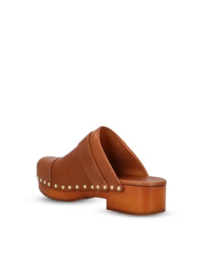 Chloé Jeannette Embellished Leather Platform Clogs In Brown