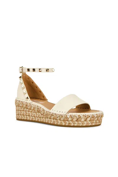 Valentino Garavani 55mm Rockstud Metallic Leather Wedge Espadrille Sandals In Neutral