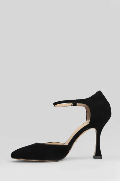 Lola Cruz Pumps In Black Suede In Black