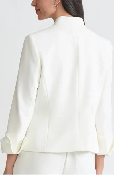 Kasper Winged Lapel Three-button Blazer In White