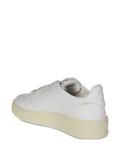 Autry Low Medalist Sneakers In White Leather E Powder E Suede Beige