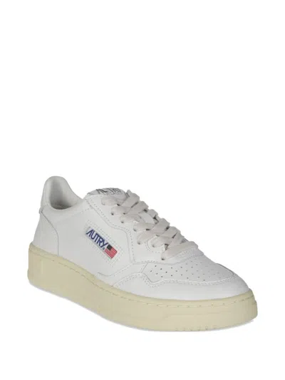 Autry Low Medalist Sneakers In White Leather E Powder E Suede Beige