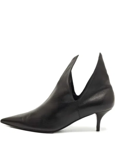 Pre-owned Burberry Essendon Leather Pumps In Black