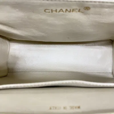 Pre-owned Chanel Cream Grained Calfskin Shoulder Bag () In White