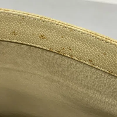 Pre-owned Chanel Cream Grained Calfskin Shoulder Bag () In White