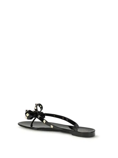 Valentino Garavani The Rockstud Rubber Flip Flops In Black