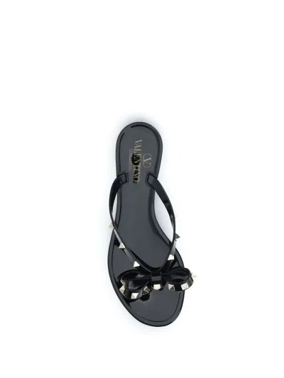 Valentino Garavani The Rockstud Rubber Flip Flops In Black