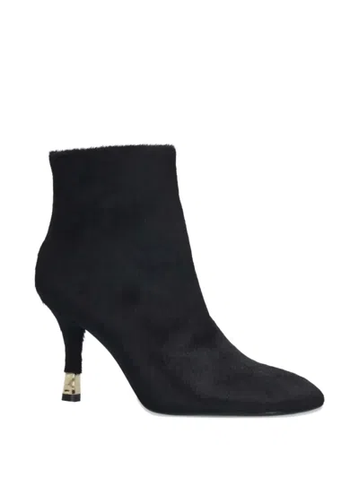 Lola Cruz Pointed Boots In Black