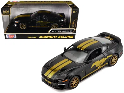 Motormax 2018 Ford Mustang Gt 5.0 Black With Gold Stripes And Graphics "midnight Eclipse" Series 1/24 In Multi