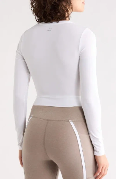 Beyond Yoga Featherweight Center Stage Crop Top In White