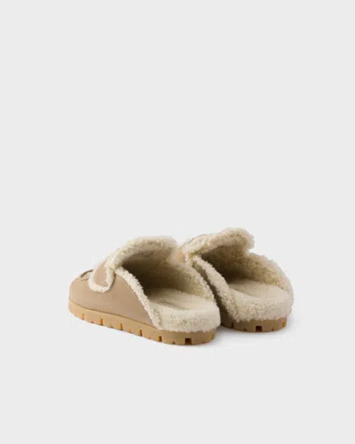Prada Slipper Aus Wildleder Und Lammfell In Ecru